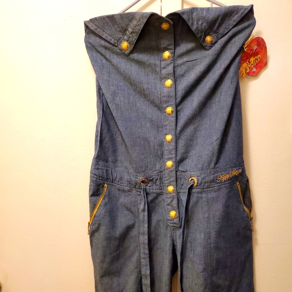 Apple bottom short strapless jumper.